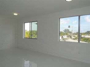 520 Foster Rd in Hallandale Beach, FL - Building Photo - Building Photo