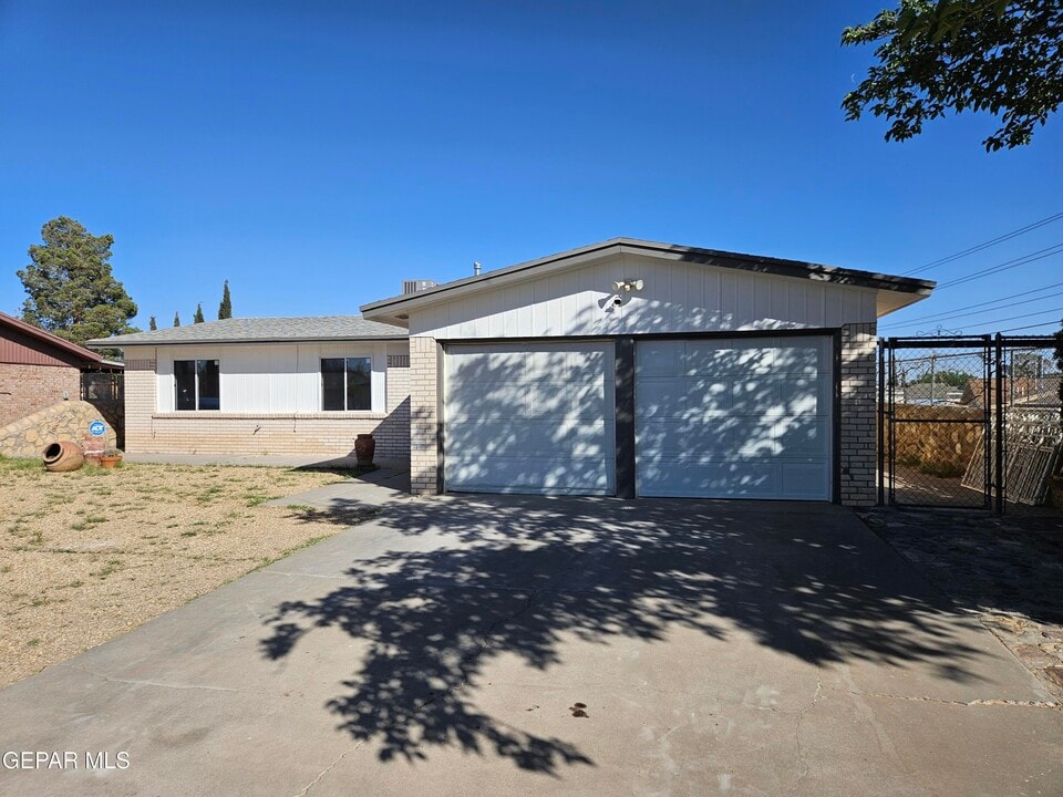 2900 Roy Pace Dr in El Paso, TX - Building Photo