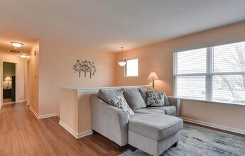 7960 N 145th St in Bennington, NE - Foto de edificio - Building Photo