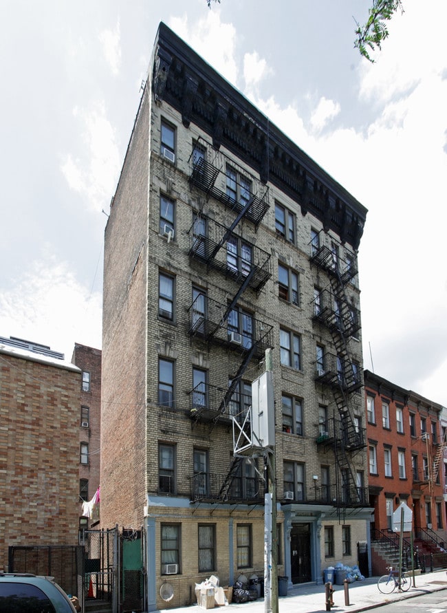 750 Driggs Ave in Brooklyn, NY - Foto de edificio - Building Photo