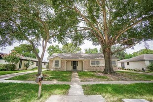 13626 Woodchester Dr in Sugar Land, TX - Building Photo