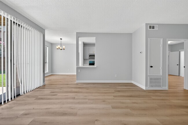 8205 Sands Point Dr in Houston, TX - Building Photo - Building Photo