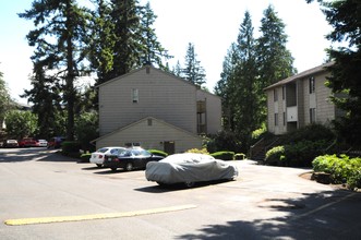 Parkwood Apartments in Lynnwood, WA - Building Photo - Building Photo