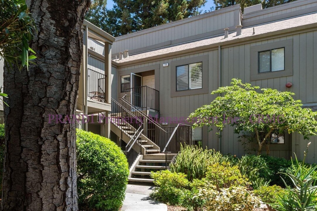 130 Oriole Cir in Novato, CA - Building Photo