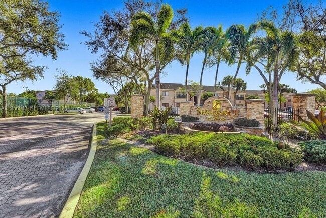 2736 S University Dr in Davie, FL - Building Photo - Building Photo