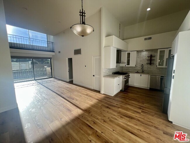 390 S Sepulveda Blvd in Los Angeles, CA - Foto de edificio - Building Photo