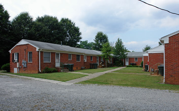 301 E Lake Dr in Greensboro, NC - Building Photo - Building Photo