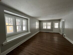 947 Oakcrest St SW in Wyoming, MI - Foto de edificio - Building Photo