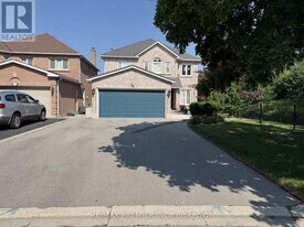 54 Castlepoint Dr in Vaughan, ON - Building Photo