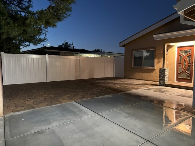 4618 W Roy Cir in Santa Ana, CA - Foto de edificio - Building Photo