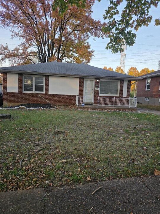 7831 Trenton Ave in University City, MO - Building Photo