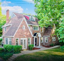 2421 Airport Dr in Columbus, OH - Building Photo