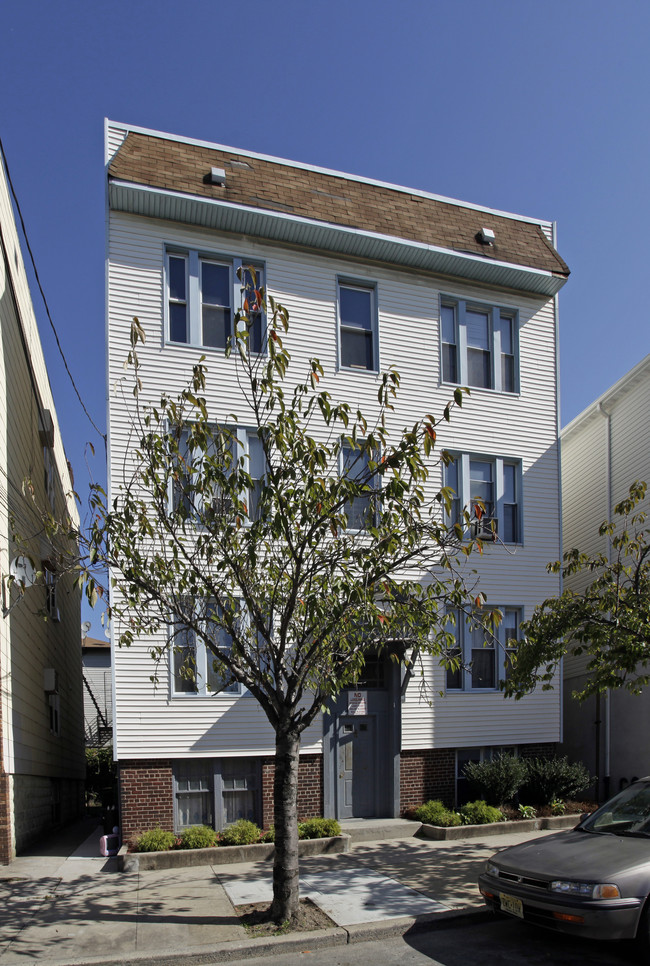 192 Lembeck Ave in Jersey City, NJ - Foto de edificio - Building Photo