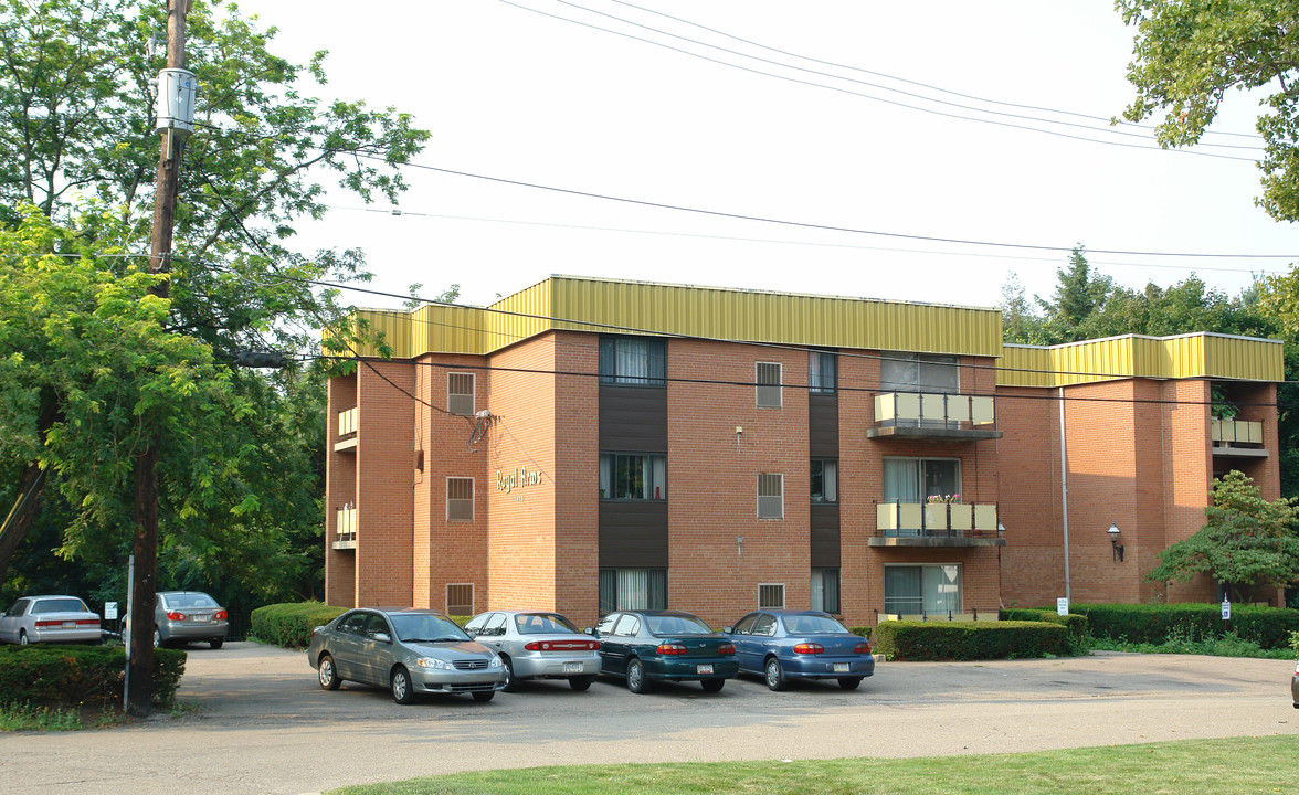 Royal Arms Apartments in Glenshaw, PA - Building Photo