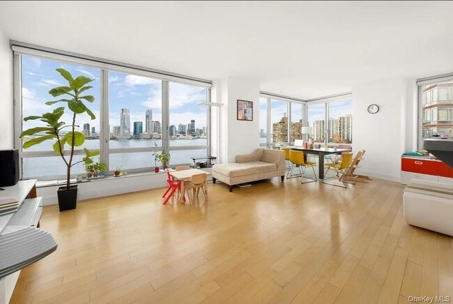 30 West St, Unit 19A in New York, NY - Building Photo - Building Photo