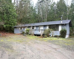 3061 Oak Bay Rd in Port Hadlock, WA - Building Photo