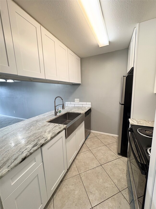 property at 3015 Walnut Bend Ln