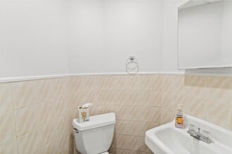 76 Elm Ave in Glen Cove, NY - Building Photo - Building Photo