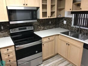 8960 S Hollybrook Blvd in Pembroke Pines, FL - Building Photo - Building Photo