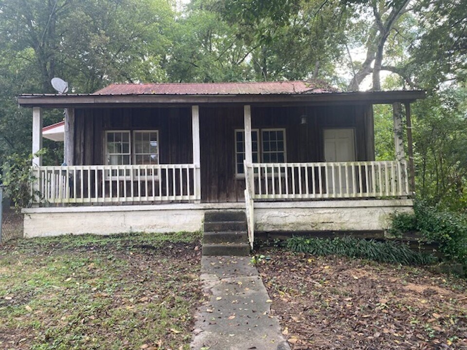 145 N Chesterman St in Holly Springs, MS - Building Photo