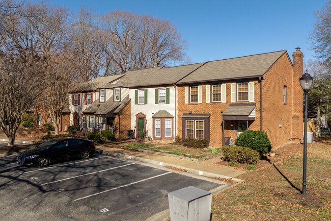 Stratford Manor in Newport News, VA - Building Photo - Building Photo