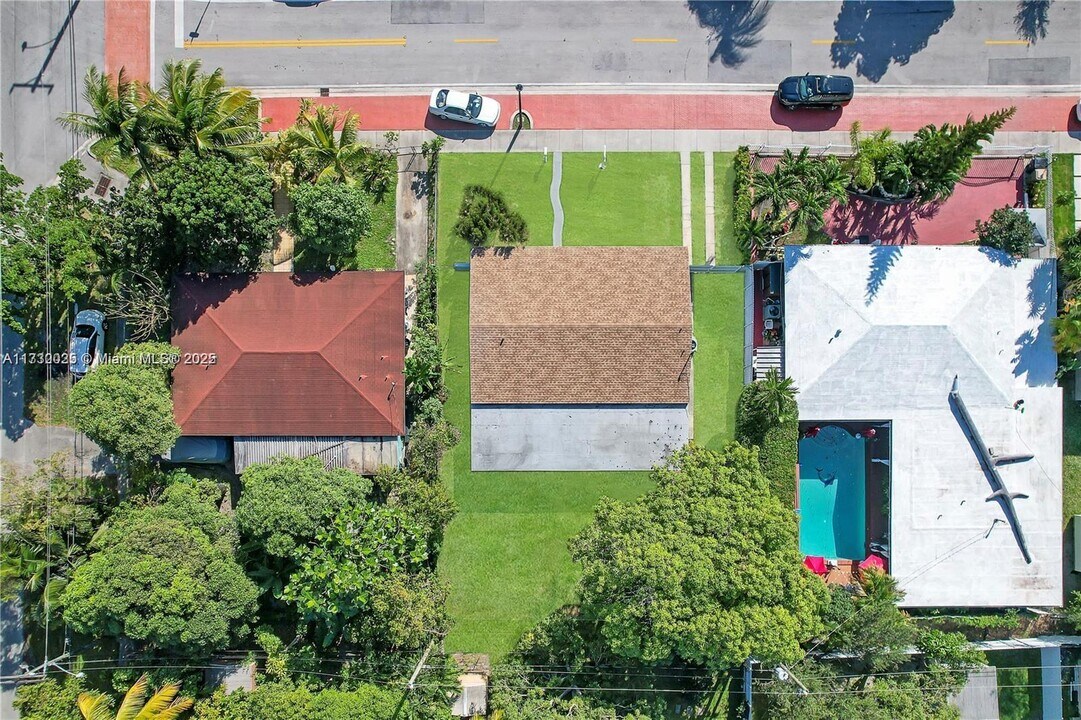 1015 NW 130th St in North Miami, FL - Building Photo