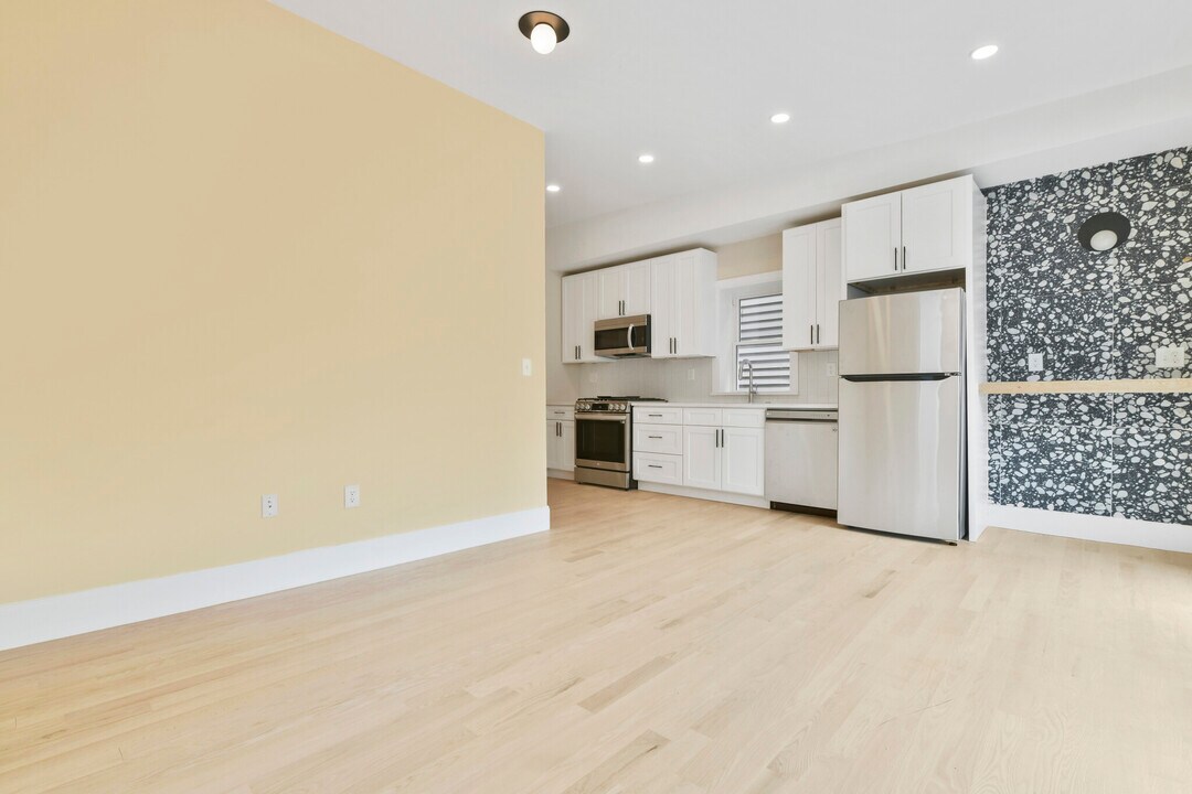 184 Paris St, Unit 3 in Boston, MA - Building Photo