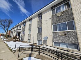 6914 W Lincoln Ave in West Allis, WI - Building Photo