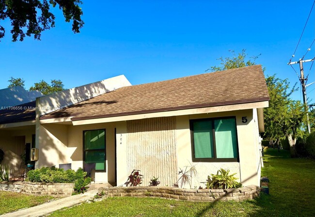 2700 S Oakland Forest Dr in Oakland Park, FL - Building Photo - Building Photo