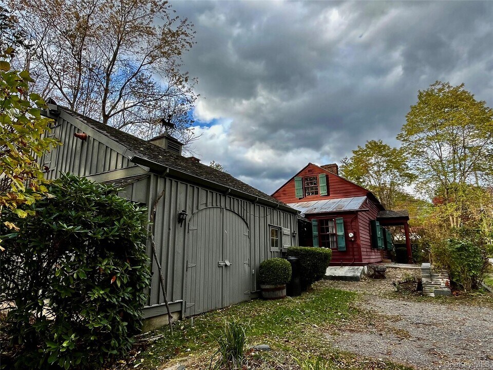 8 Pennsylvania Ave in Wurtsboro, NY - Building Photo