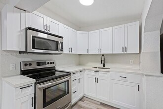 724 Burlington St in Opa Locka, FL - Building Photo - Building Photo