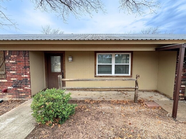 200 Cedar Ln in Tolar, TX - Foto de edificio - Building Photo