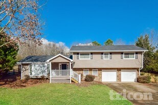 425 Monivea Ln in Roswell, GA - Building Photo