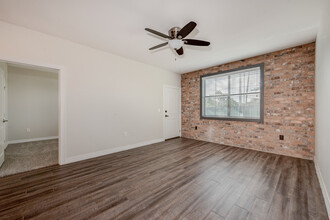 Thomas Park Lofts in College Station, TX - Foto de edificio - Building Photo