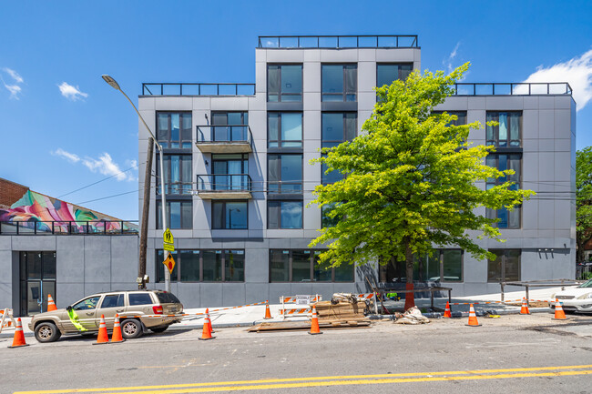 1220 Astoria Blvd in Long Island City, NY - Building Photo - Building Photo