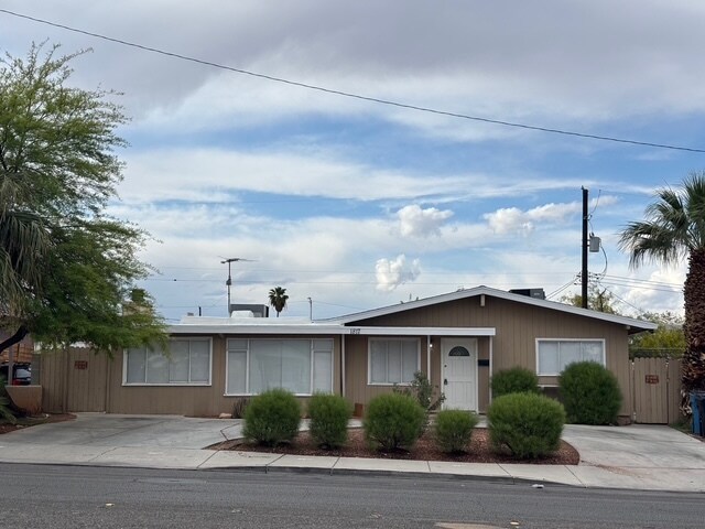1817 E St Louis Ave in Las Vegas, NV - Building Photo