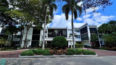 16401 Golf Club Rd in Weston, FL - Foto de edificio - Building Photo