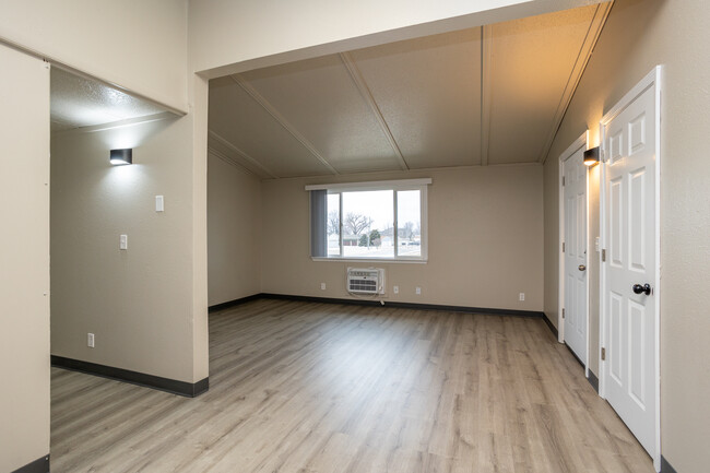 McCook Apartments in North Sioux City, SD - Foto de edificio - Interior Photo