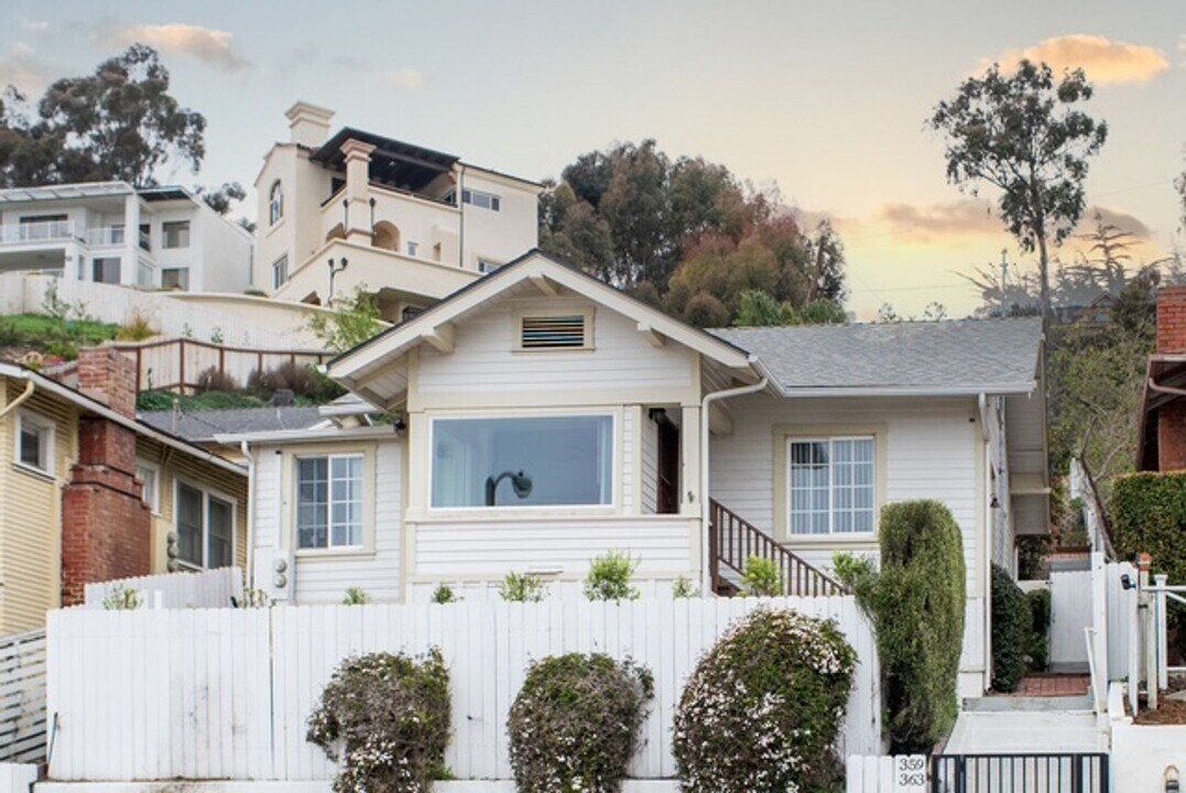 359-363 Poli St in Ventura, CA - Building Photo