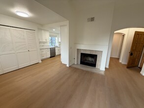 750 Breeze Hill Rd in Vista, CA - Foto de edificio - Building Photo