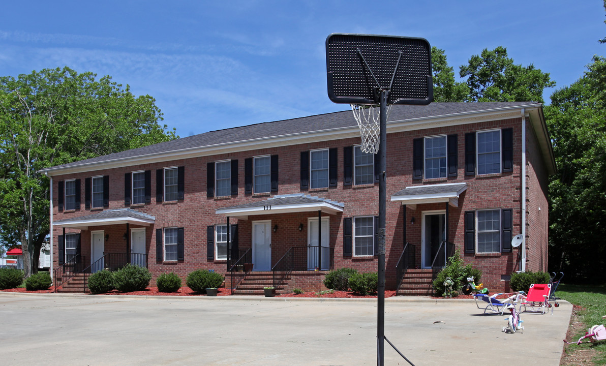 Leslie's Fashion House in Graham, NC - Building Photo