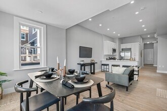 390 Meridian St, Unit 3 in Boston, MA - Building Photo - Building Photo