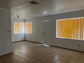 2205 Wilshire Alley in Bakersfield, CA - Building Photo - Building Photo