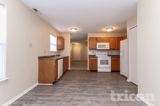 171 Declaration Dr in Greenwood, IN - Foto de edificio - Building Photo