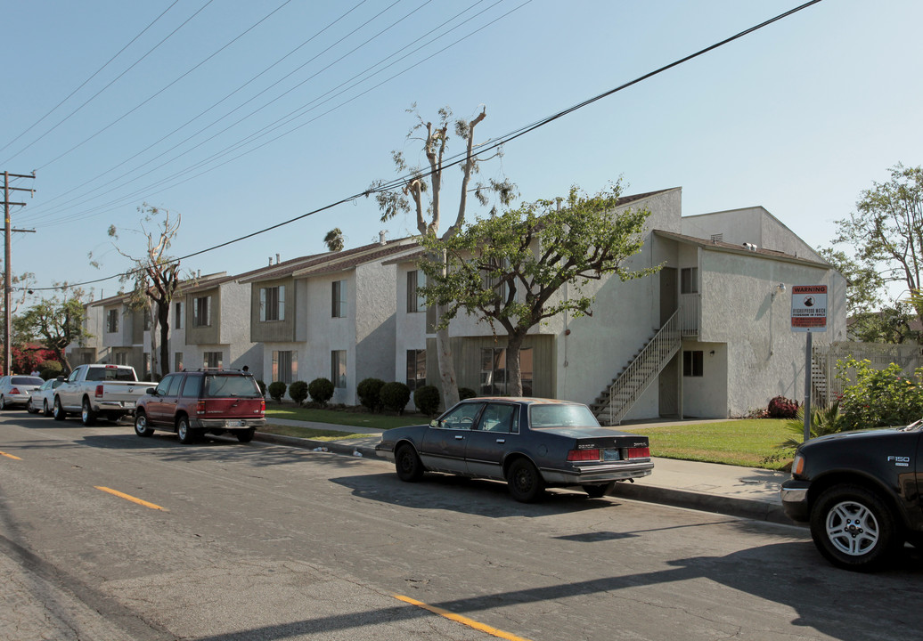 Warwick Terrace Apartments in Compton, CA - Building Photo