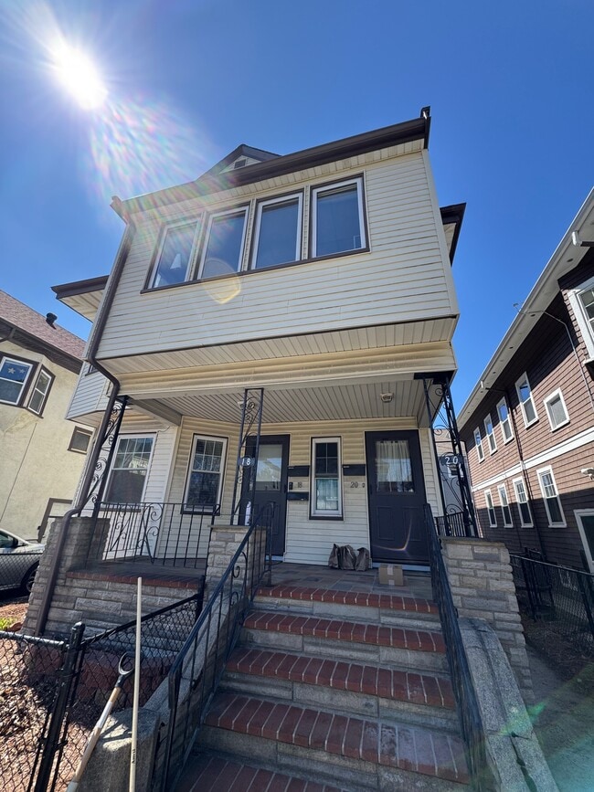 20 Benton Rd, Unit 2 in Medford, MA - Building Photo - Building Photo