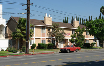 Woodley Gardens in Van Nuys, CA - Building Photo - Building Photo