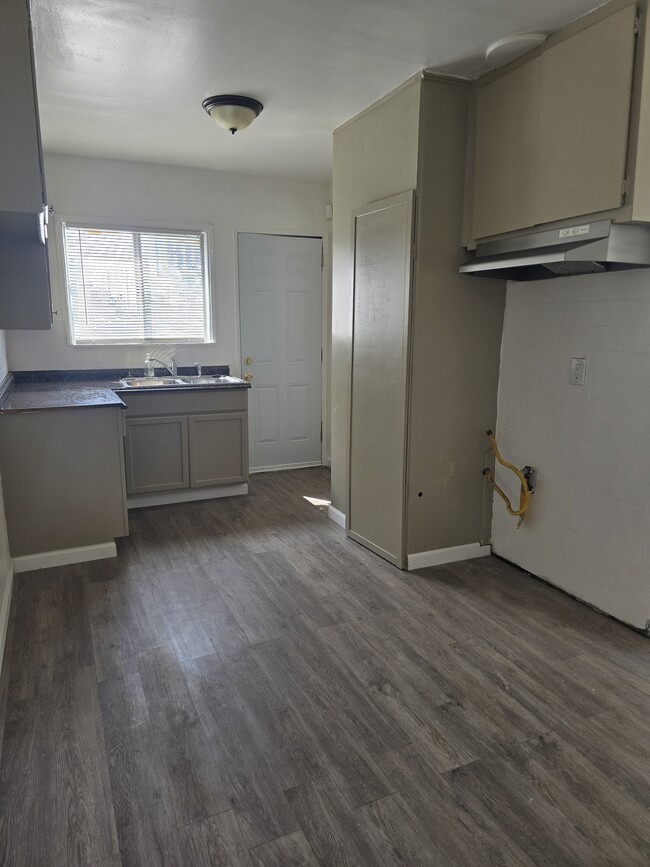 10210 S Main St, Unit 10210 S Main st in Los Angeles, CA - Building Photo - Building Photo