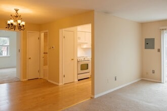 1304 Normandy Ct in Flemington, NJ - Building Photo - Building Photo