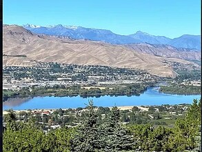 2467 Twin Peaks Vw in East Wenatchee, WA - Building Photo - Building Photo